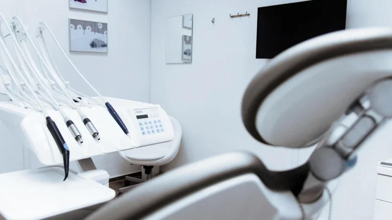 Mokotów: licówki, bonding, korekta dziąseł i chirurgia — od ósemek po higienizację