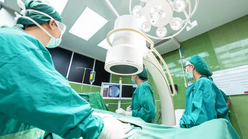 Jak wygląda wizyta u proktologa we Wrocławiu — leczenie torbieli i żylaków