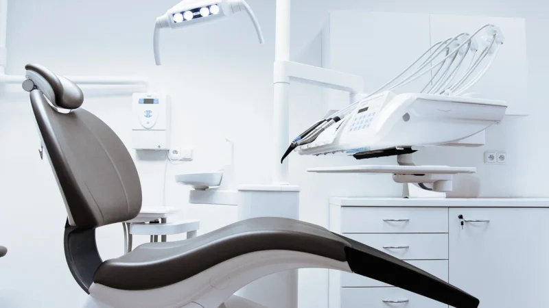 Dentysta i chirurg stomatologiczny na Ratajach — nowoczesna opieka